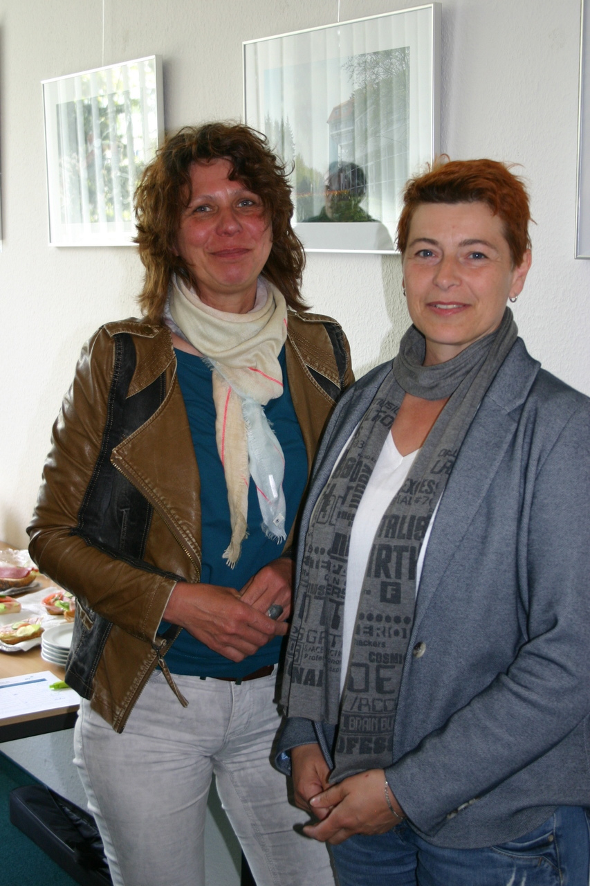 BU: Katrin von Wilcke und Silke Ebeling (v. l.) vom Unternehmungsnetzwerk RUN informieren sich beim MVeffizient-Stammtisch über Fördermittel (Foto: Peter Täufel)